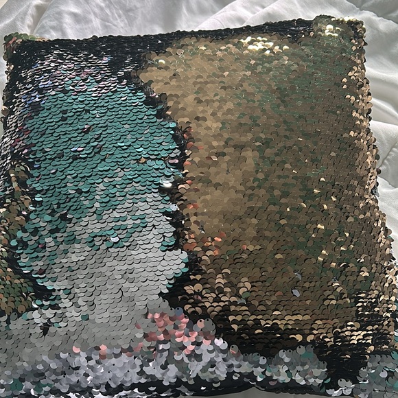 🤩Reversable Two-Toned Fun Sparkle Pillow🤩 - Picture 2 of 5